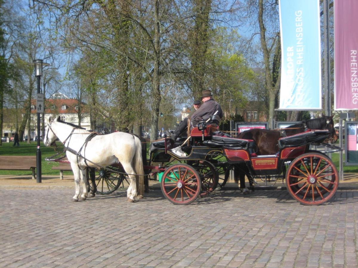 Loggiahaus Am Schloss, 5 Ferienwohnungen, Teils Mit Schloss- Und Seeblick Rheinsberg Luaran gambar